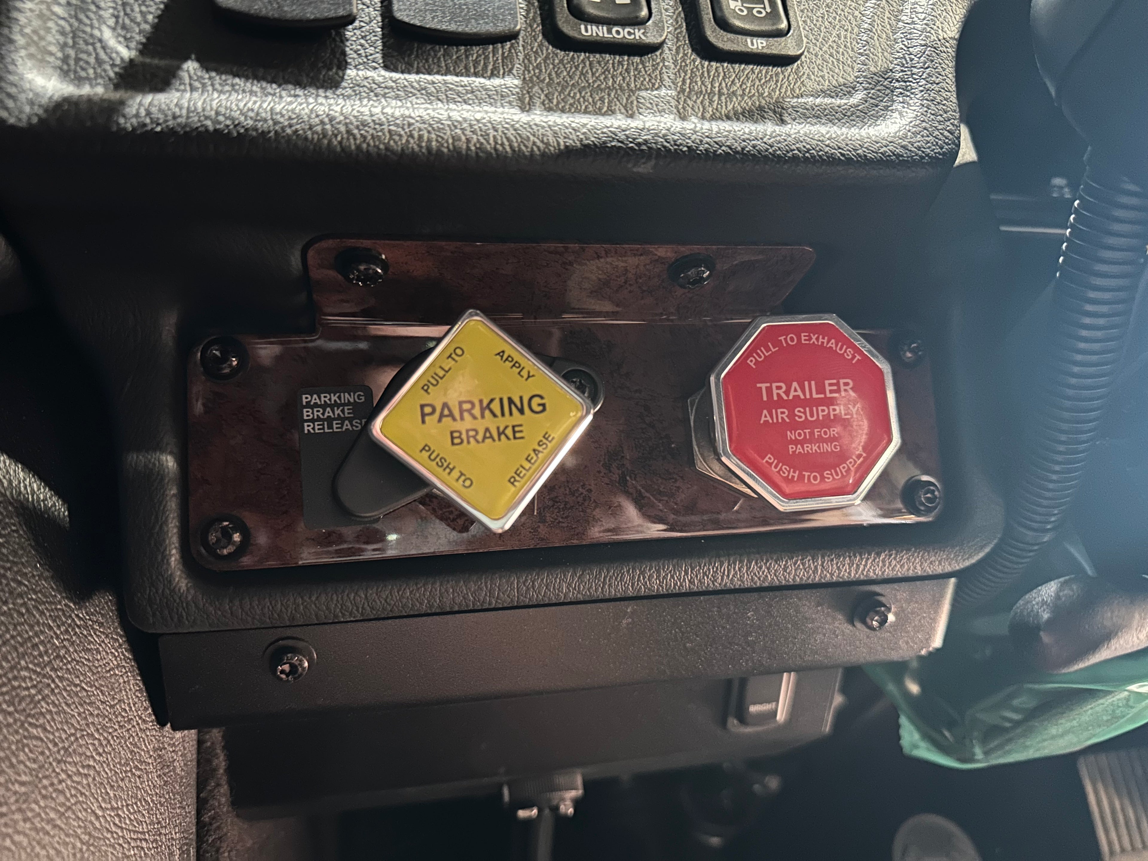 Truck ( Yellow. ) / Trailer ( Red. ) Brake Release Knob Set x2.  ( Roll Pin Style. )