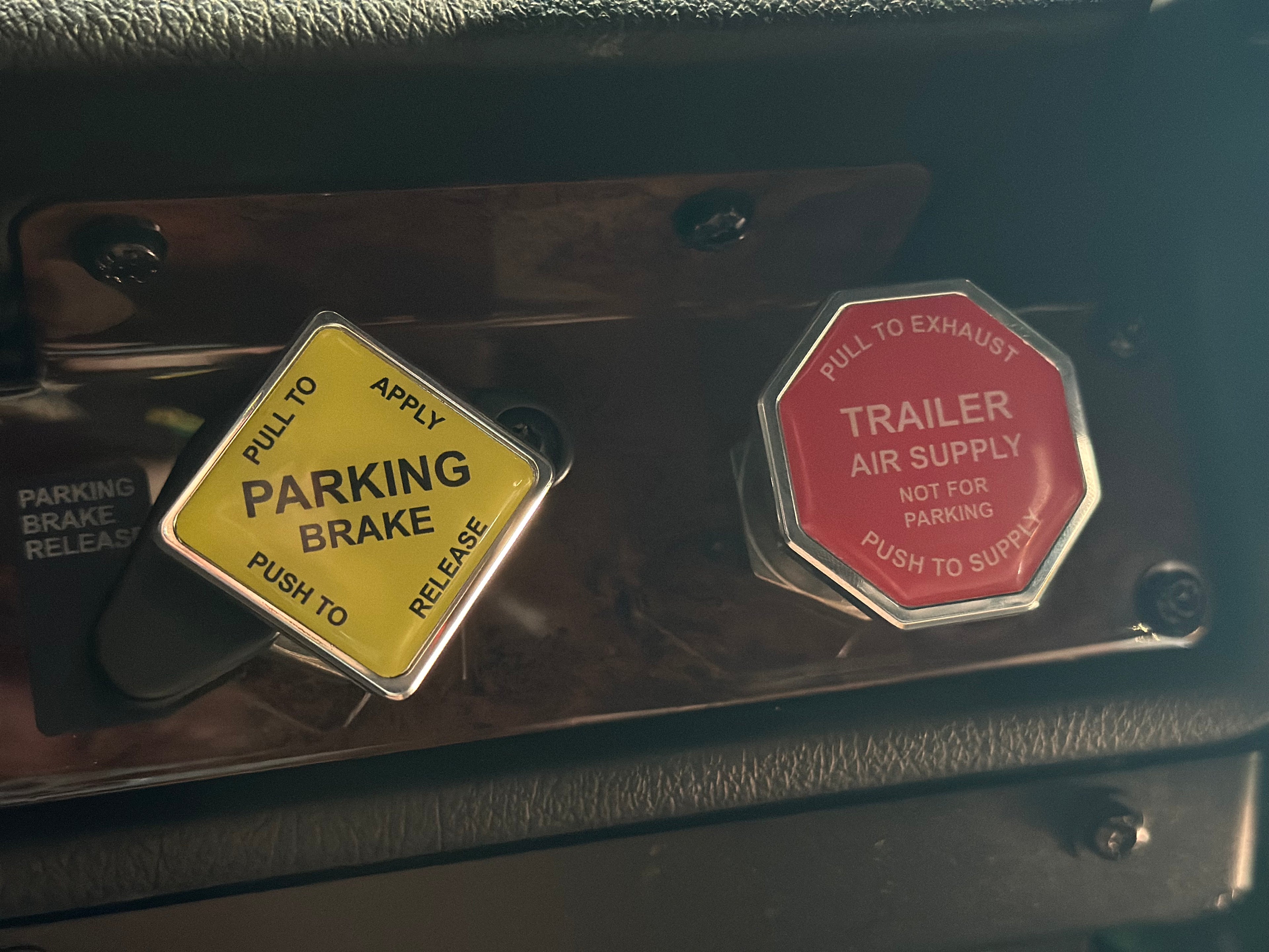 Truck ( Yellow. ) / Trailer ( Red. ) Brake Release Knob Set x2.  ( Roll Pin Style. )